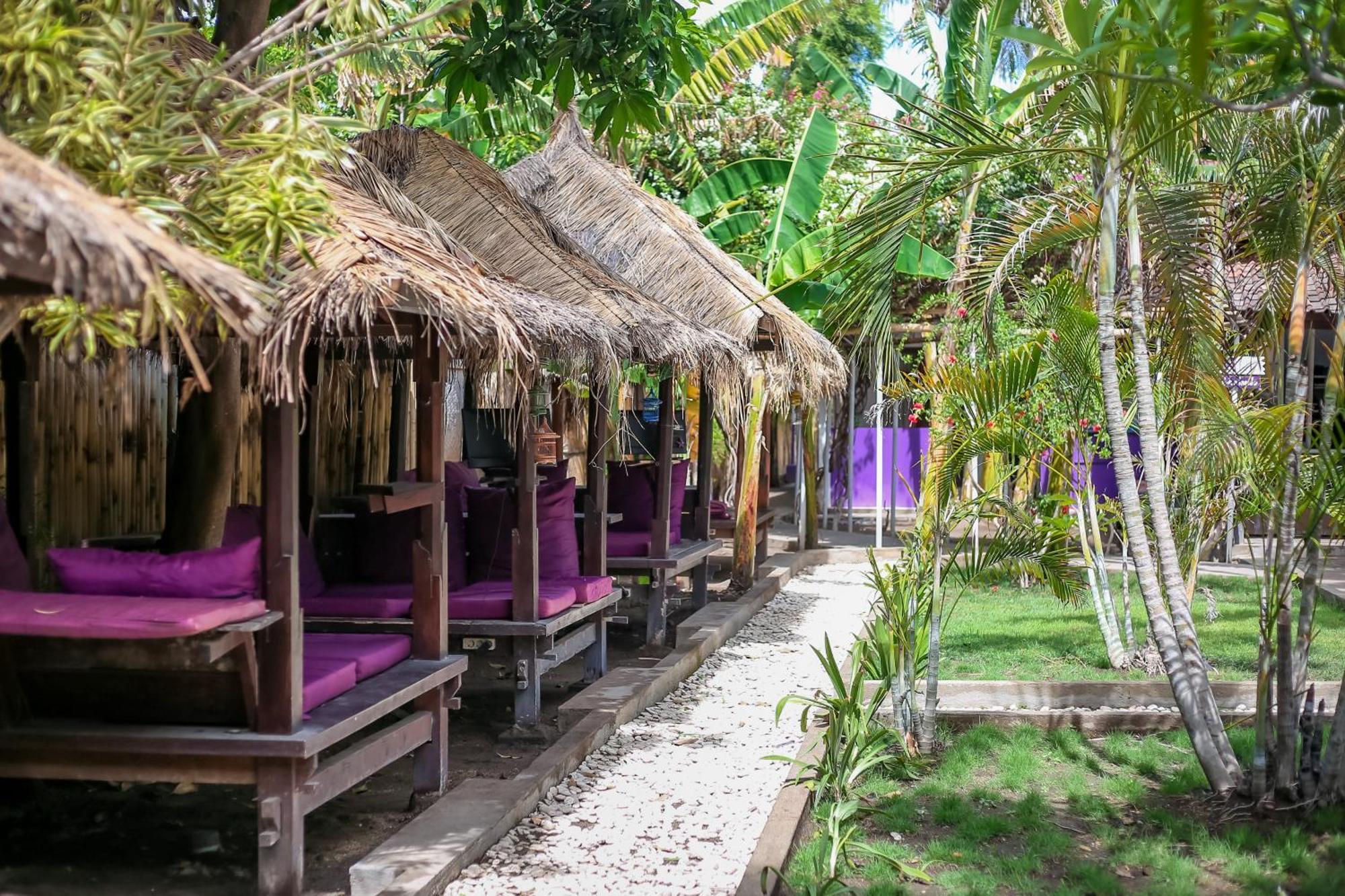 Diversia Diving Club & Bungalows Гілі-Траванган Екстер'єр фото